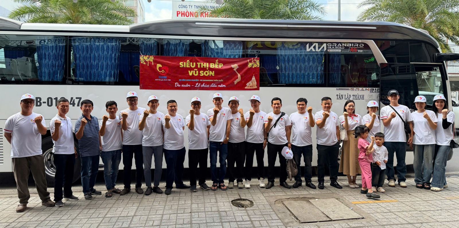 Du Xuân Lễ Chùa Đầu Năm: Hành Trình Hành Hương Và Thiện Nguyện Ý Nghĩa Của Bếp Vũ Sơn