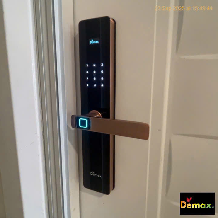 ảnh thực tê Khóa cửa vân tay cửa gỗ Demax SL-C622 AC Pin Lithium