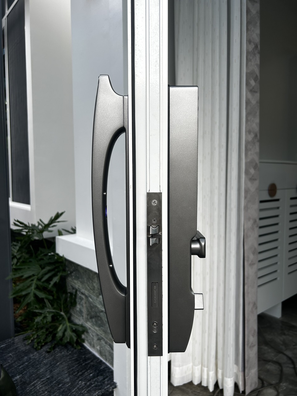 Khóa cửa vân tay Demax EL902 GS Face ID App wifi chống nước chuẩn Ip56