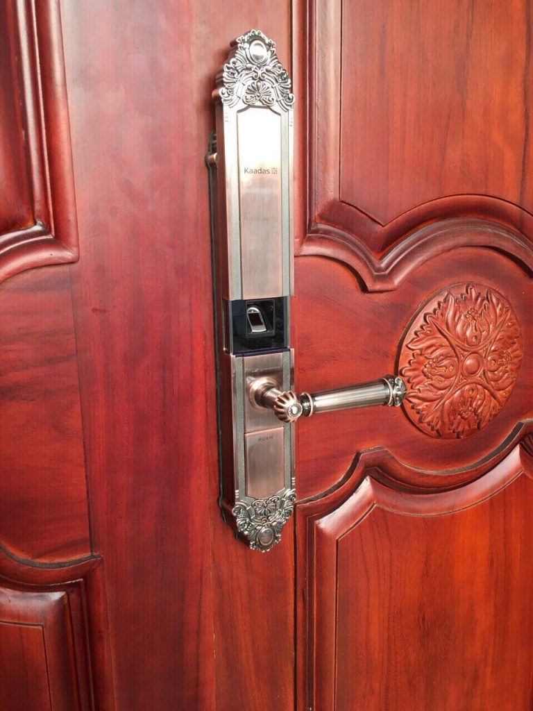 Kỹ thuật viên tư vấn cách thay pin khóa cửa từ đúng cách nhất-3